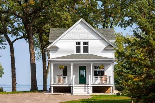 Goyke, Unwind with unmatched lakefront views