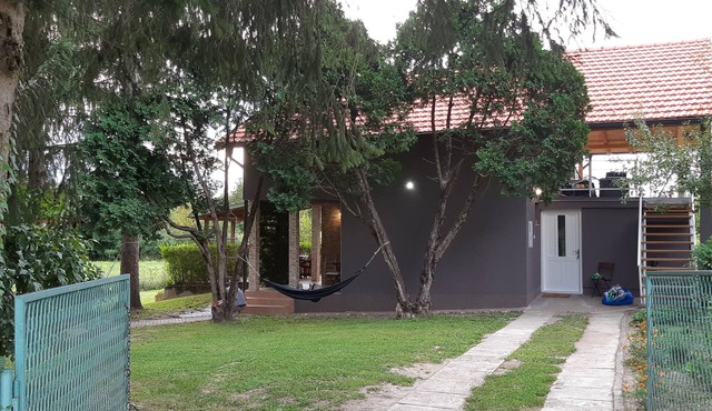 Green retreat kuća uz rijeku za savršeni odmor