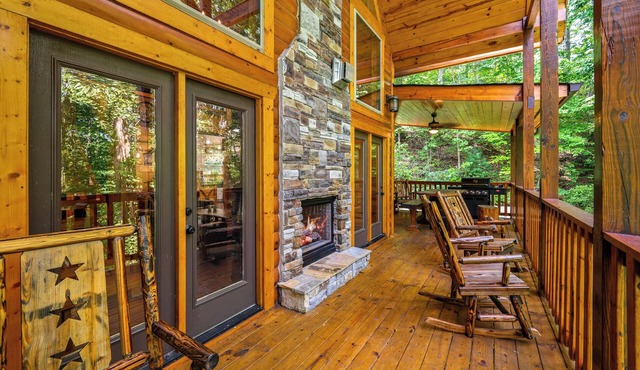 GR8 Escape Cabin Firepit*Indoor Pool*Movie/Arcade