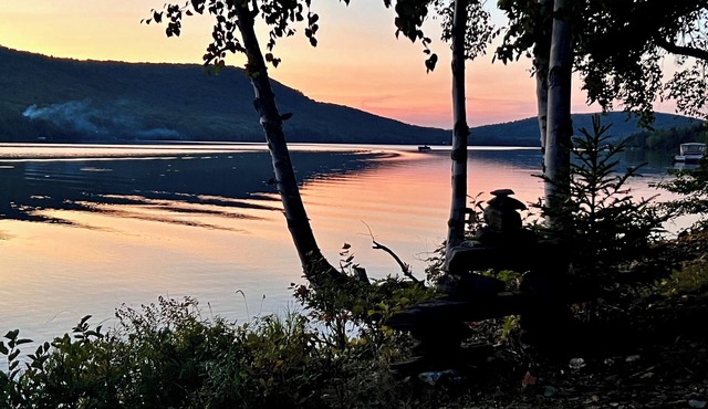 Grandview on the lake-Private Cabin nestled in the mountains on a 300 acre lake.