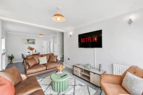 Grab a Deal Today! Massive Home For Contractors & Parking for 4