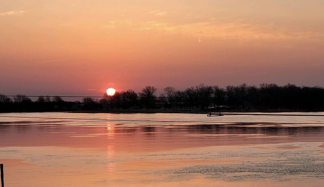Graber's River Getaway! Awesome freighter views -great work from home location.