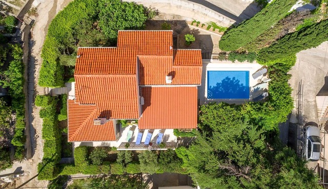 Graceful 5-BR Family Villa for 8, with private pool, close to the beach