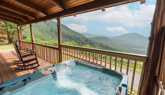 Graceful Awestruck Perfect Mountain Views with Pool Access