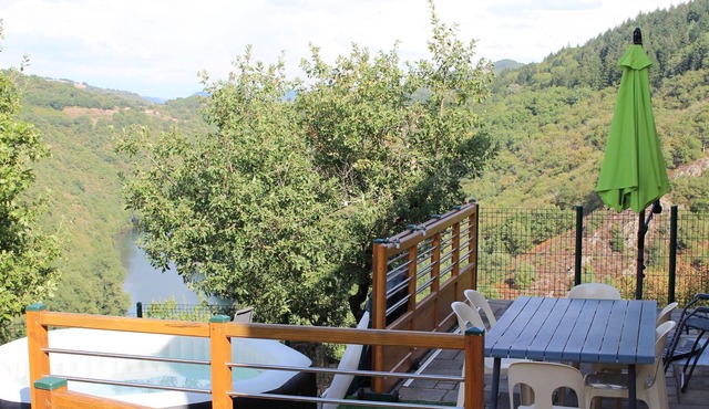 Graceful Holiday Home in Montclar with bubble bath