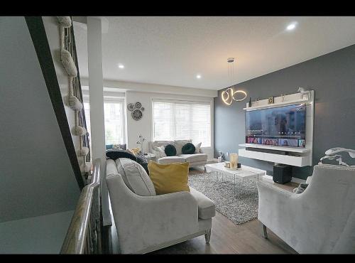 Graceful Residence 3-Bedroom Townhouse with 2 and half Baths