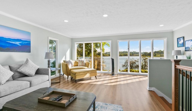 Graceful Swan Retreat w/Dock, Pool & Golf Access