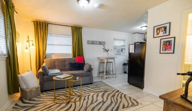 Graceland Escape · Comfortable Studio + Free Parking