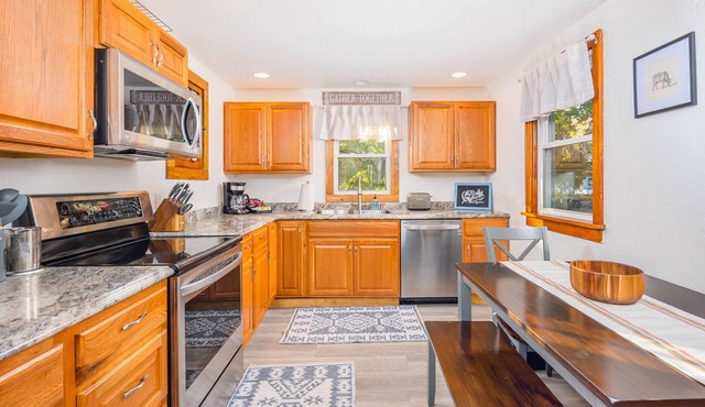 Graceland Getaway / 5 Bed / 2 Bath / Close to Downtown