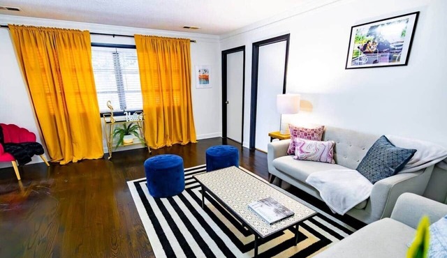 Graceland Getaway · Cozy 2BR 1BA + Parking & WiFi