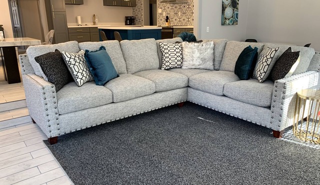 Graceland is a 2 minute drive away! 🔥Hot Tub🔥