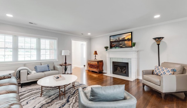 Gracious Lee at Willow Lawn | 3BR Prime Location