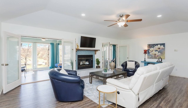 Gracious living. Swing bed with golf course view. Back 40 bike trail access.