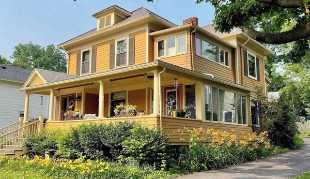 GRACIOUS, SPACIOUS HOME-Walkable to the Inns/Spa