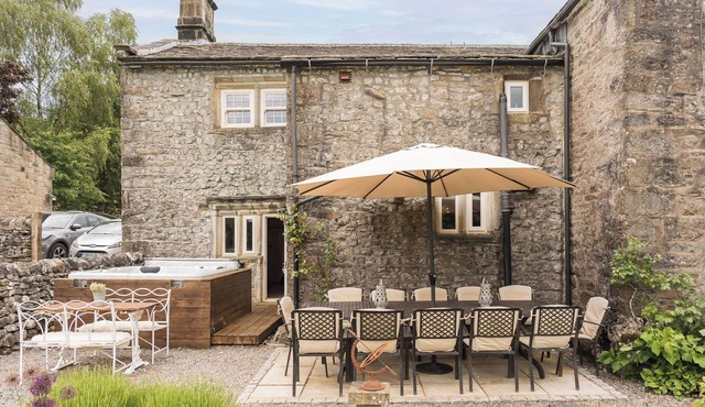 Grade 2 listed country home sleeping 12 with hot tub and annex