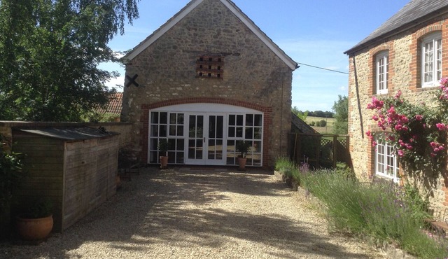 Grade II Listed 16th-Century Barn Near Cotswolds & Oxford
