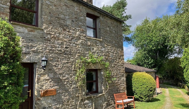 Grade II listed cottage surrounded by spectacular scenery, dog friendly and a short walk from pub