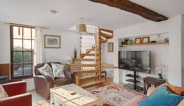 Grade II Listed Cottage in Central Taunton