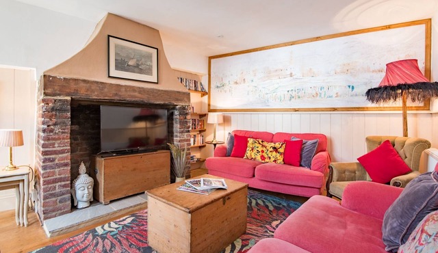 Grade II listed former Ale House in the heart of the conservation area