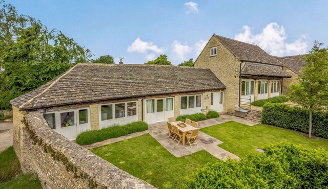 Grade II listed three bedroom holiday home in the Cotswolds - The Byre