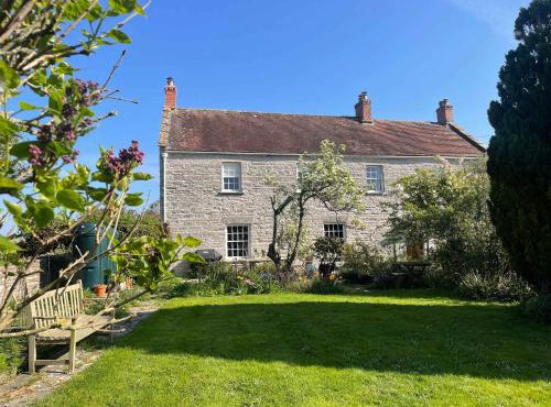 Grade II Listed House Tranquil Garden & Parking