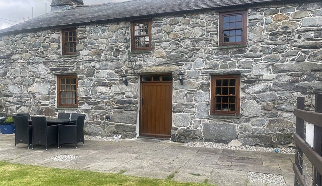 GradeII listed cottage in Snowdonia National Park, In a popular village Llanbedr
