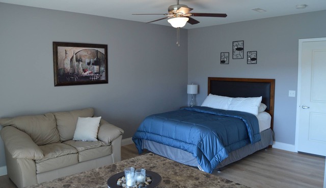 Grafton Escape #1 - River views! Pool! Walking distance to bars/restaurants