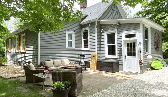 Grafton Getaway-Cabin on 2 wooded acres just 1/2 mile from Main Street