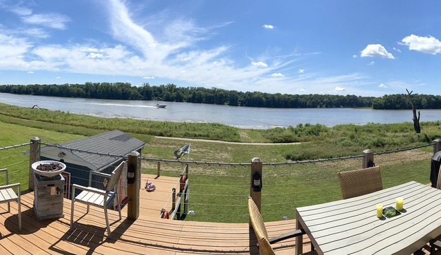 Grafton Getaway-Riverhouse.a waterfront property with bike trail in backyard