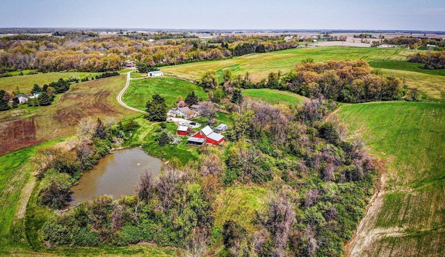 Grafton Getaway @ The Farm. 23 secluded acres with pond. Sleeps 29 guests