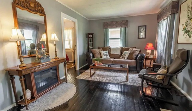 Graham and Kay's UIndy Cottage. 3 bedrooms, 10 min from downtown.