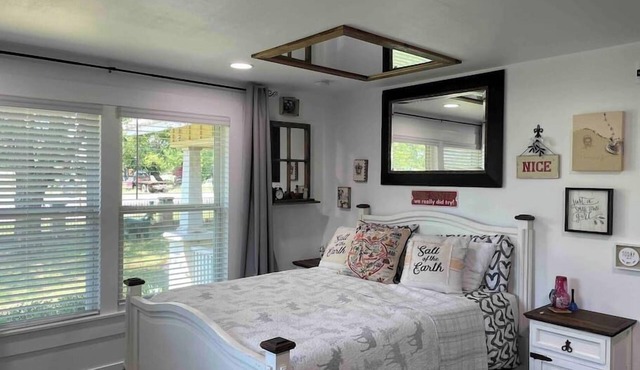Graham Family and Pet Friendly 2 Br Farmhouse Christmas 365