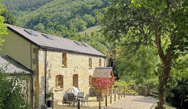 GRAIG COTTAGE, pet friendly, with open fire in Cwmcarn
