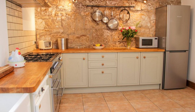 GRAIG GWYN COTTAGE, pet friendly, with open fire in Trefonen