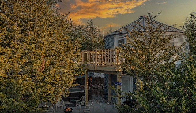Grain Bin Cabin w/Hot Tub. 2 levels w/Balcony. 1.5 Bathrooms