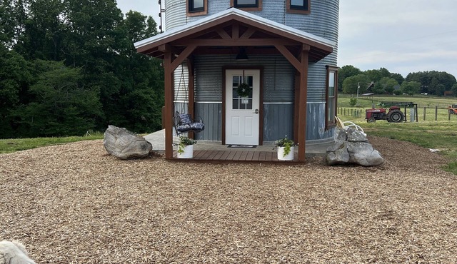 Grain Bin Farmhouse with Loft Bedroom