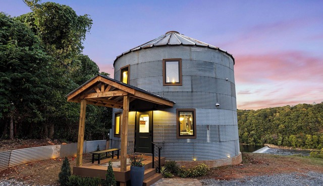 Grain Bin Silo w/Loft Fire Pit Near Downtown Lynchburg