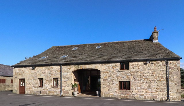 GRAINS BARN FARM, pet friendly, character holiday cottage in Fence