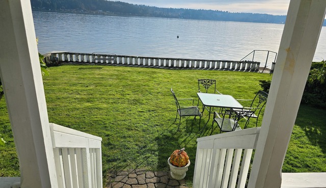 Gram's Waterfront Cottage in Manette
