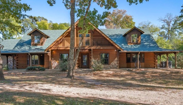 Grama's Cabin - Comfy Cabin for Two + 1-2 - King Bed~Pull-out Sofa/Pool~Hot Tub