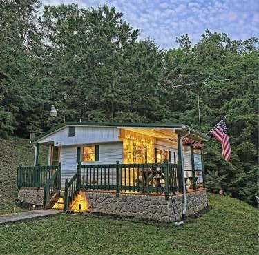 Grammie's Cozy Lakefront Cabin