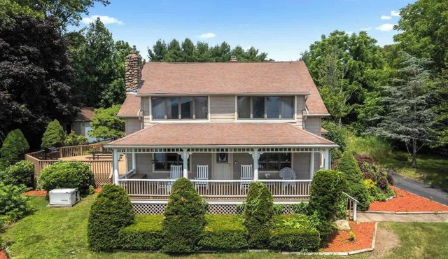 Grammy's Lake House on Lake Pocotopaug