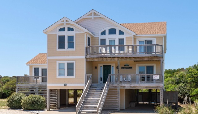 Gramp's Dream: 440 Ft to Beach, Pool, Hot Tub & Dog-friendly