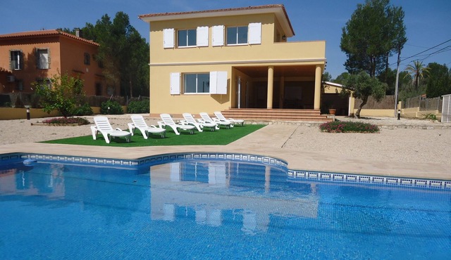 GRAN VILLA DE 5 DORMITORIOS CON PISCINA PRIVADA CERCA DE LA PLAYA