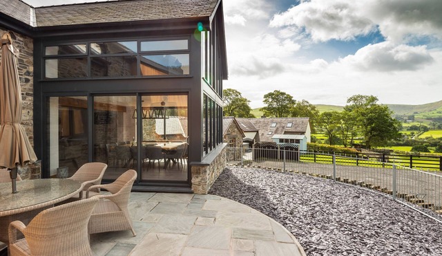 GRANAR, luxury holiday cottage, with hot tub in Llangwm