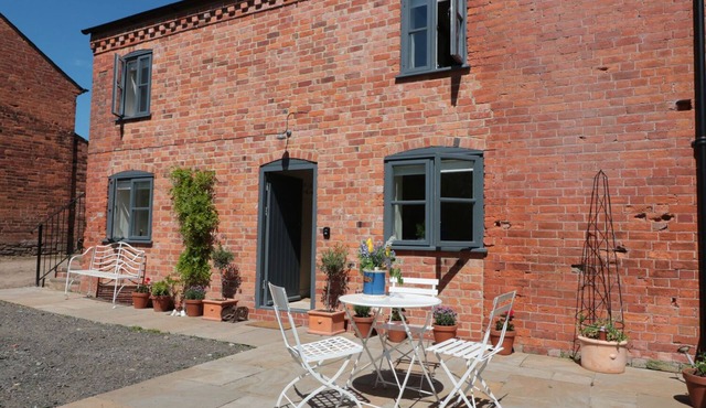 GRANARY 1, pet friendly, with a garden in Madley
