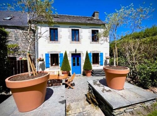 Granary at Kergudon Gîtes, family gîte with pool