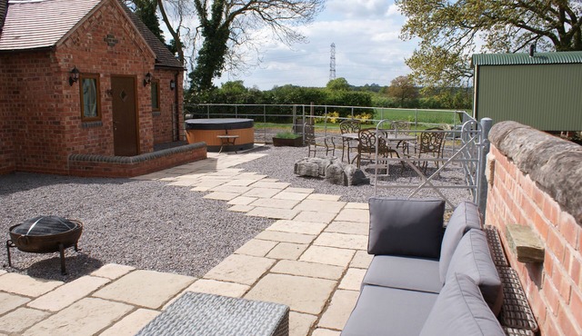 Granary at Oaks Barn Farm, Kadai fire bowl & optional hot tub, country location