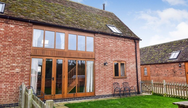Granary at Oosland Barns - sleeps 4 guests in 2 bedrooms
