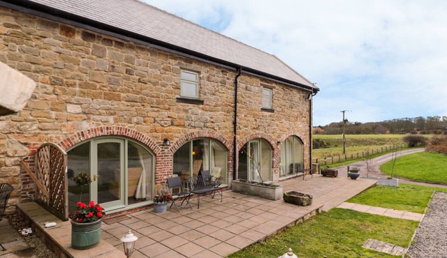 GRANARY BARN, pet friendly, with a garden in Ouston